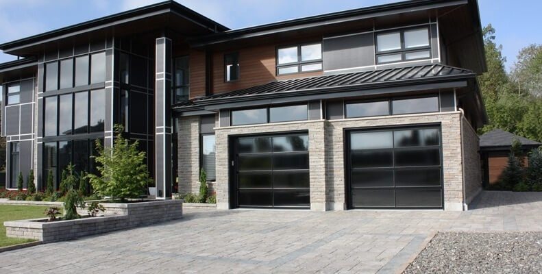 Portes de garage vitrées : luminosité, style et sécurité
